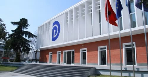 11764674625257571148?url=https%3A%2F%2Fshqiptarja.com%2Fuploads%2F780x440%2F1741803898 Partiademokra.jpg