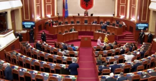 1856233928839923163?url=https%3A%2F%2Fshqiptarja.com%2Fuploads%2F780x440%2F1741858006 parlament.png%.jpg