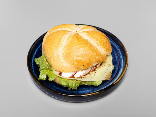 10554713 piekarnia jakubiec Food kajzerka z jajkiem.jpg