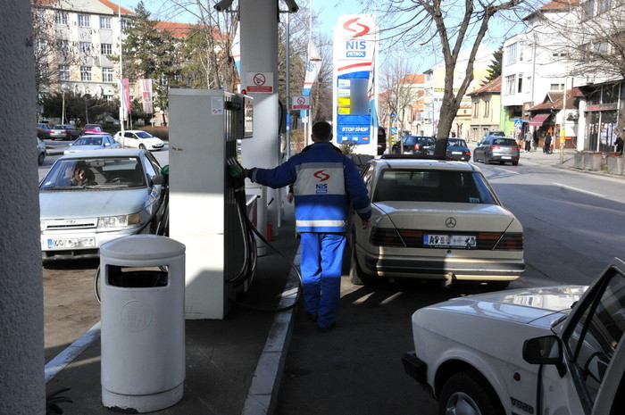 Benzin i dizel jeftiniji u narednih sedam dana!