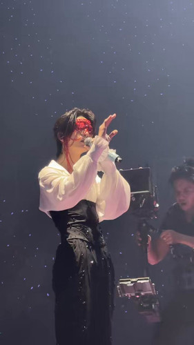 LIIzi h9Ao RsWYD.jpg