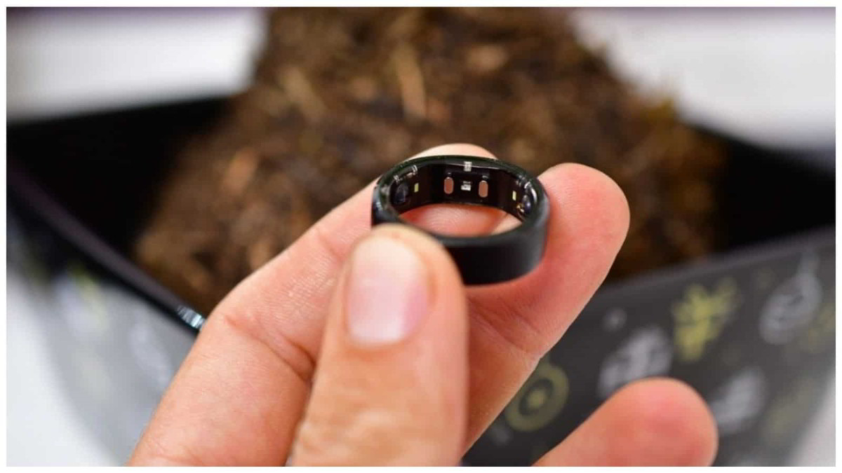 L'anello con un altoparlante e due microfoni Echo Loop.