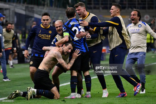 SAN SIRO STADIUM, MILANO, ITALY - 2025/05/06: Francesco Acerbi of FC Internazionale celebrates with .jpg