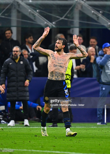 MILAN, ITALY - MAY 06:  Francesco Acerbi of FC Internazionale in celebrates after scoring the goal d.jpg