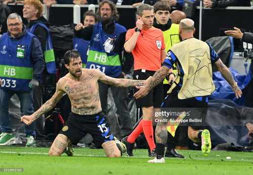 MILAN, ITALY - MAY 06: Francesco Acerbi of FC Internazionale celebrates with his teammate Federico D.jpg