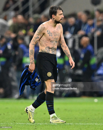 MILAN, ITALY - MAY 06: Francesco Acerbi of FC Internazionale celebrates after scoring goal 3-3 durin.jpg