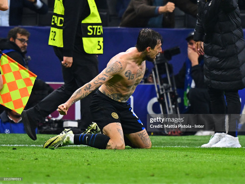MILAN, ITALY - MAY 06:  Francesco Acerbi of FC Internazionale  celebrates with team-mates after scor.jpg
