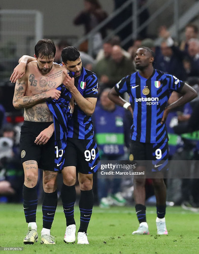 MILAN, ITALY - MAY 06: Francesco Acerbi of FC Internazionale celebrates with teammate Mehdi Taremi a.jpg