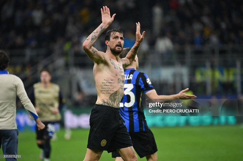 Inter Milan's Italian defender #15 Francesco Acerbi celebrates after scoring his team's third goal d.jpg