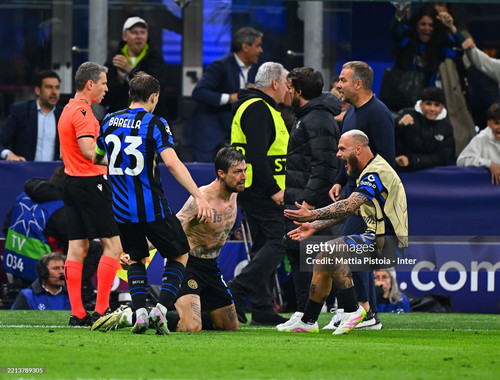 MILAN, ITALY - MAY 06:  Francesco Acerbi of FC Internazionale  celebrates with team-mates after scor.jpg