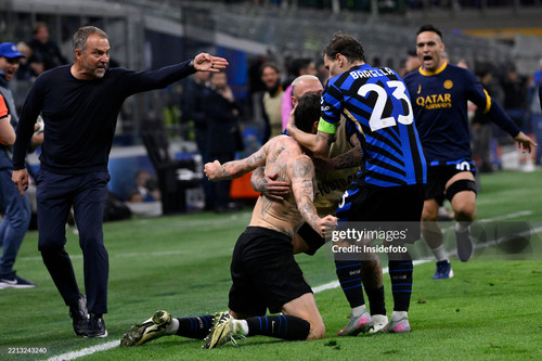 SAN SIRO STADIUM, MILANO, ITALY - 2025/05/06: Francesco Acerbi of FC Internazionale celebrates in fr.jpg