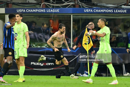 MILAN, ITALY - MAY 06: Francesco Acerbi of FC Internazionale celebrates after scoring goal 3-3 durin.jpg