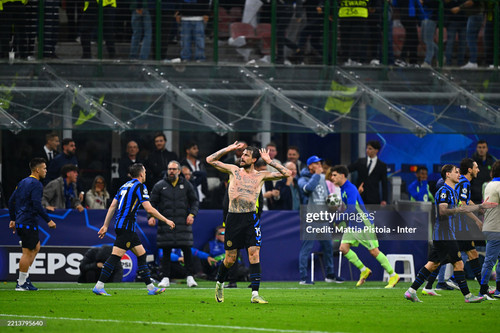 MILAN, ITALY - MAY 06:  Francesco Acerbi of FC Internazionale in celebrates after scoring the goal d.jpg