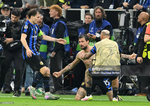MILAN, ITALY - MAY 06: Francesco Acerbi of FC Internazionale celebrates with his teammates Federico .jpg