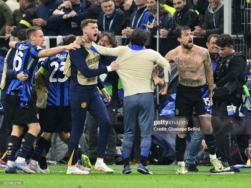 MILAN, ITALY - MAY 06: Francesco Acerbi of FC Internazionale celebrates with his teammates after sco.jpg