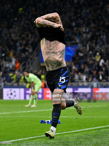 MILAN, ITALY - MAY 06: Francesco Acerbi of FC Internazionale celebrates scoring his team's third goa.jpg