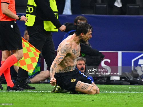 MILAN, ITALY - MAY 06:  Francesco Acerbi of FC Internazionale in celebrates after scoring the goal d.jpg