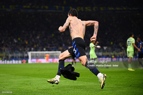 MILAN, ITALY - MAY 06: Francesco Acerbi of FC Internazionale Milano celebrates after scoring his tea.jpg