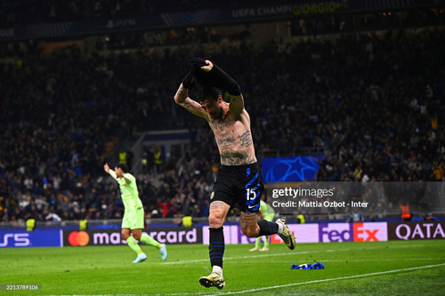 MILAN, ITALY - MAY 06: Francesco Acerbi of FC Internazionale Milano celebrates after scoring his tea.jpg