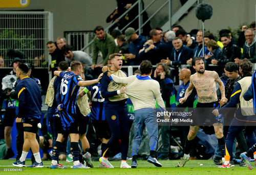 MILAN, ITALY - MAY 6: Francesco Acerbi (R) of FC Internazionale Milano celebrates with teammates aft.jpg