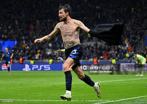 MILAN, ITALY - MAY 06: Francesco Acerbi of FC Internazionale celebrates scoring his team's third goa.jpg