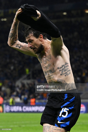 MILAN, ITALY - MAY 06: Francesco Acerbi of FC Internazionale Milano celebrates his goal during the U.jpg