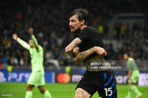 Inter Milan's Italian defender #15 Francesco Acerbi celebrates scoring his team's third goal during .jpg