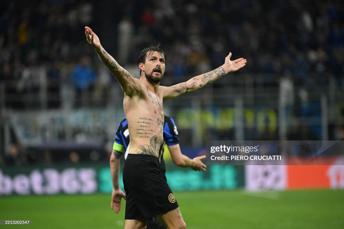 Inter Milan's Italian defender #15 Francesco Acerbi celebrates scoring his team's third goal during .jpg
