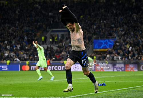 MILAN, ITALY - MAY 06: Francesco Acerbi of FC Internazionale celebrates scoring his team's third goa.jpg