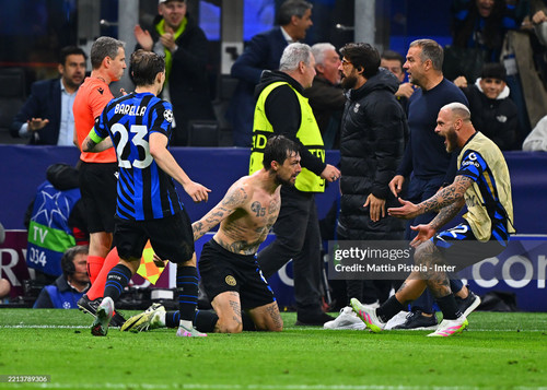 MILAN, ITALY - MAY 06:  Francesco Acerbi of FC Internazionale  celebrates with team-mates after scor.jpg