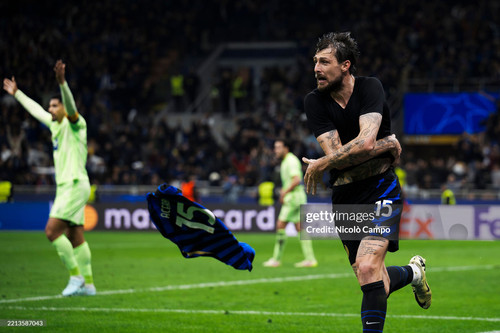 STADIO GIUSEPPE MEAZZA, MILAN, ITALY - 2025/05/06: Francesco Acerbi of FC Internazionale celebrates .jpg