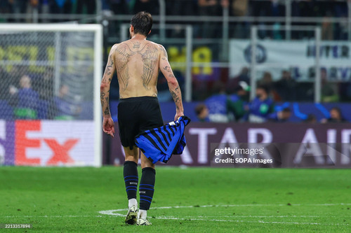 MILAN, ITALY - 2025/05/06: Francesco Acerbi of FC Internazionale celebrates after scoring a goal dur.jpg