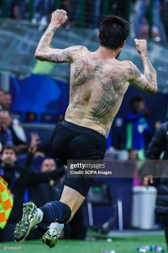 MILAN, ITALY - 2025/05/06: Francesco Acerbi of FC Internazionale celebrates after scoring a goal dur.jpg