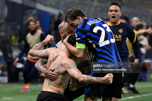 Francesco Acerbi of FC Internazionale celebrates with team mates after scoring the goal of 3-3 durin.jpg