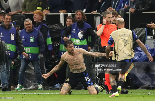 MILAN, ITALY - MAY 06: Francesco Acerbi of FC Internazionale celebrates after scoring their team's t.jpg