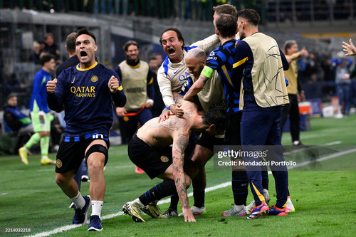 Francesco Acerbi of FC Internazionale celebrates with team mates after scoring the goal of 3-3 durin.jpg