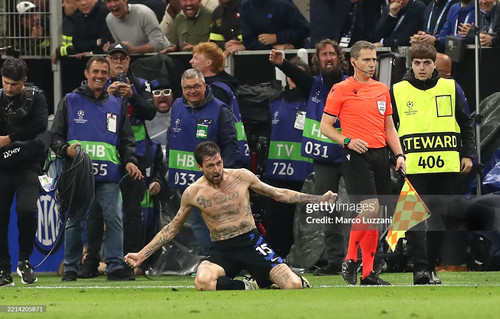 MILAN, ITALY - MAY 06: Francesco Acerbi of FC Internazionale celebrates after scoring their team's t.jpg