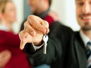 agent immobilier tenant les clés d'une maison