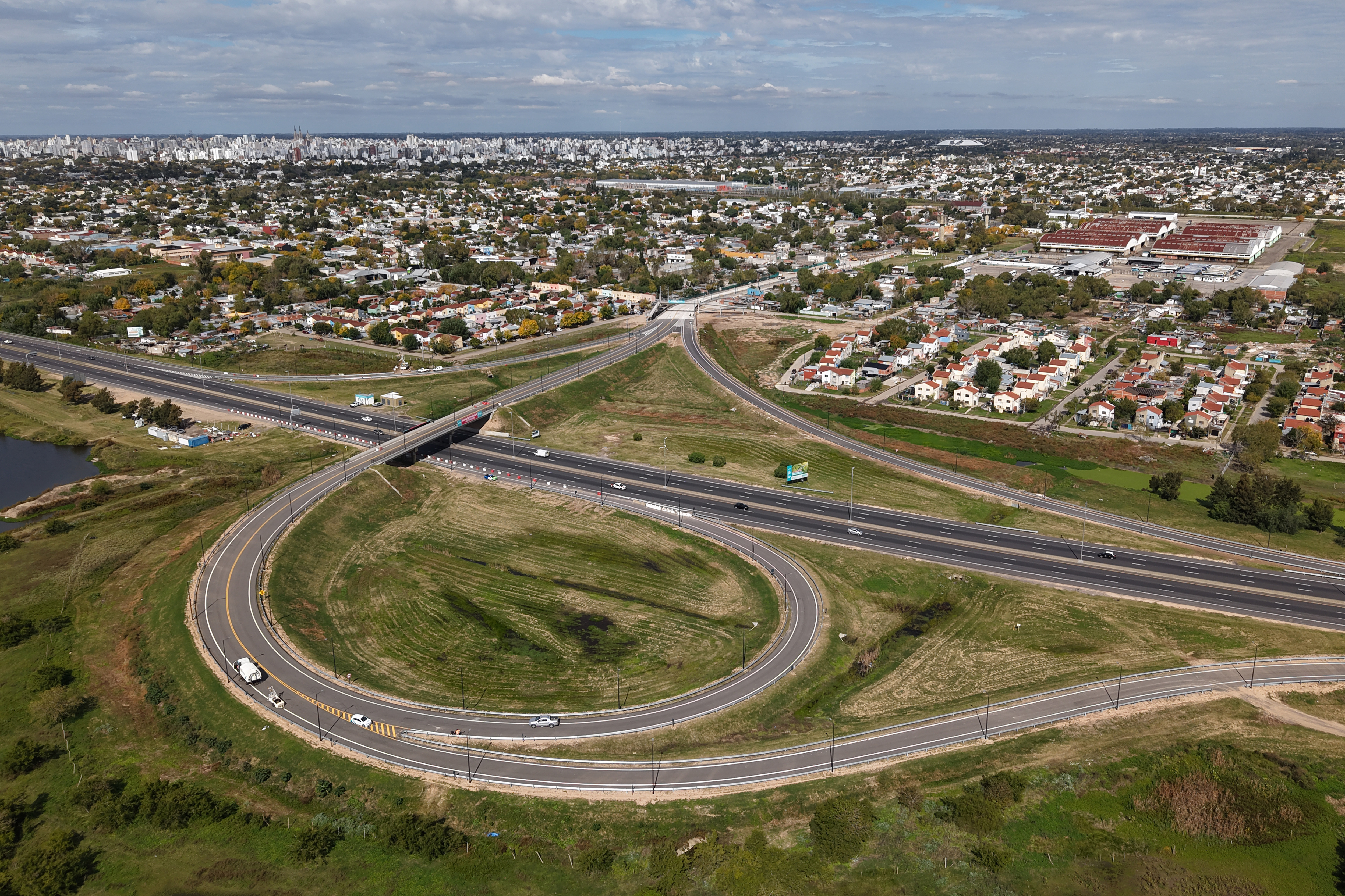 DJI_20250421121246_0049_D.JPG Kicillof inauguró la nueva bajada a la Avenida 520 de la Autopista Buenos Aires – La Plata