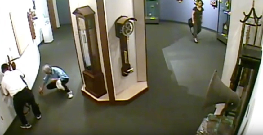 YouTube, "non toccare" al Museo degli Orologi: rompe un'opera d'arte