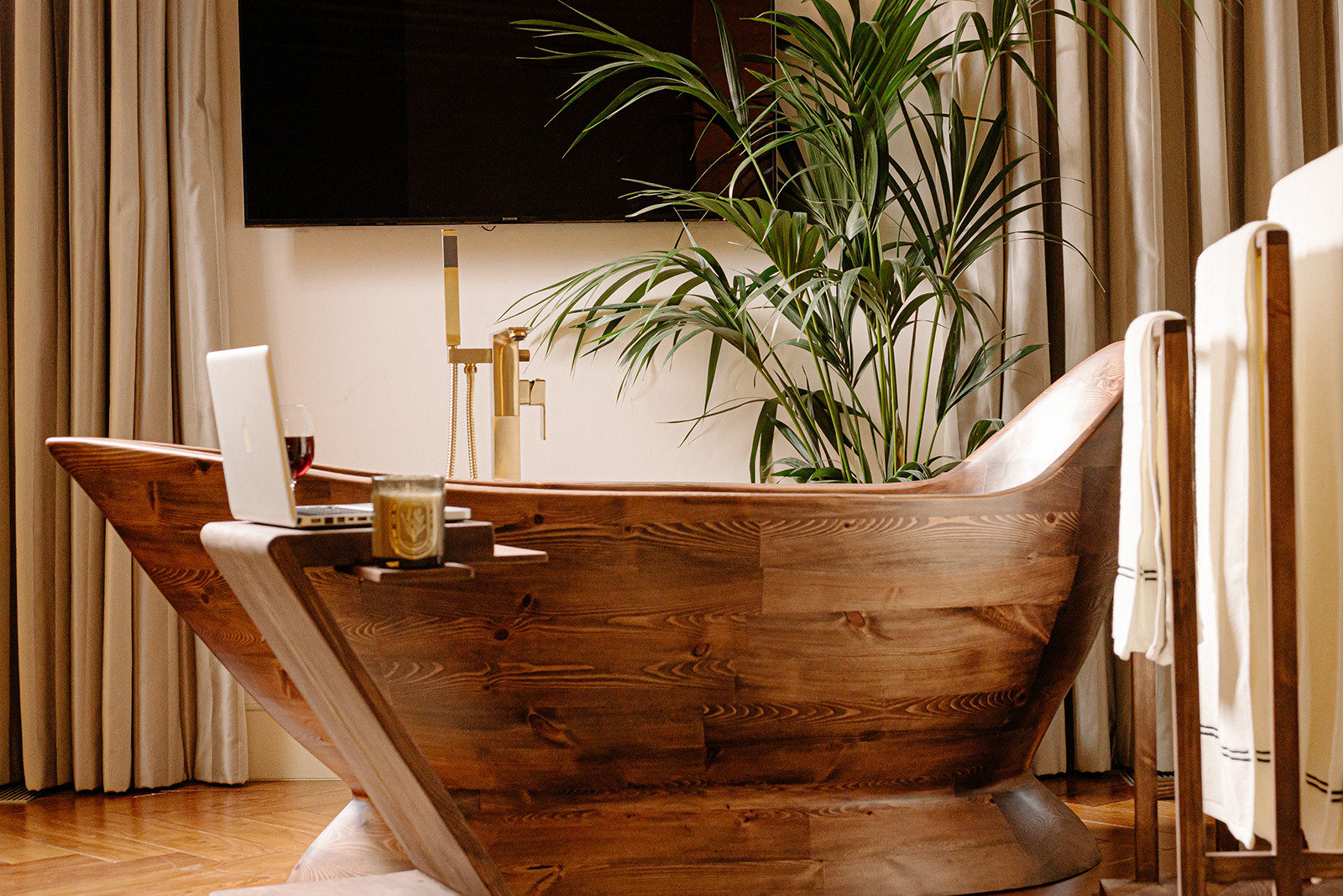 Wooden Bathtub'