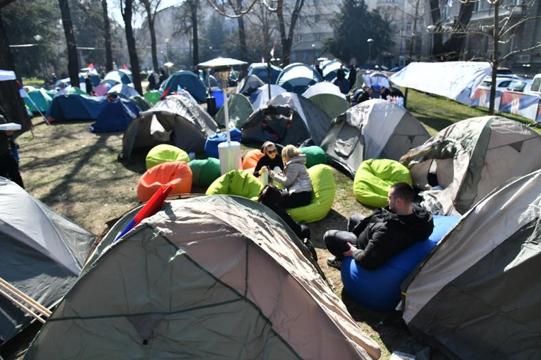 Grupa studenata traži normalizaciju situacije na fakultetima: Proveli noć ispred Predsedništva, ovo su njihovi zahtevi (FOTO)