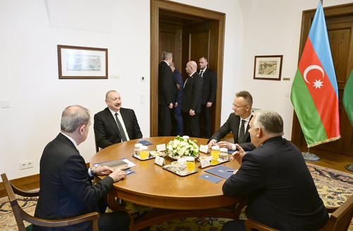 GrY0yEjXAAAuCFN.jpg