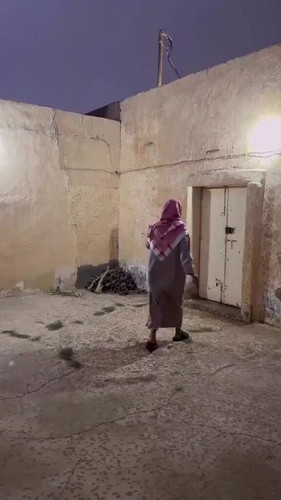 ZWHN9b3fnKY3EBBX.jpg