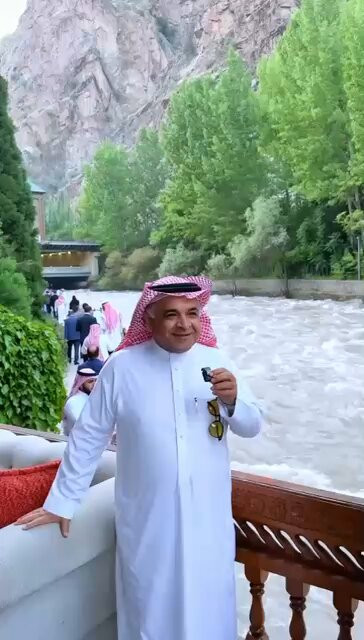 ZeMxZ0YM2QuufBAq.jpg