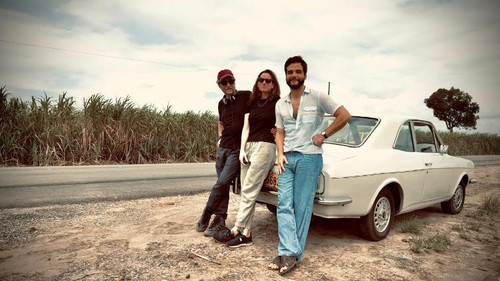 kleber mendonca filho a produtora emilie lesclaux e wagner moura no set de o agente secreto 17442955.jpg