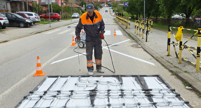 U toku je obeležavanje horizontalne signalizacije u zonama osnovnih škola!