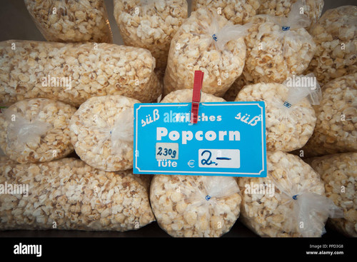 stand con popcorn presso il giorno di apertura del buergerfest sulla fiera presso la jahnstrasse in .jpg