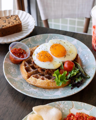 Buttermilk chicken waffles.jpg