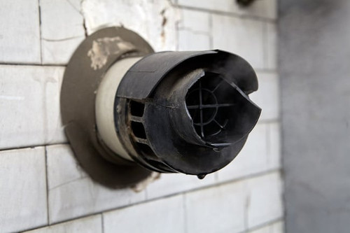 05 Chimenea coaxial goteando condensados hacia la calle.jpg